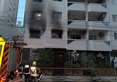 Fogo atingiu um apartamento no Centro da cidade durante a madrugada; moradores foram evacuados e um homem foi resgatado em seguran&ccedil;a.