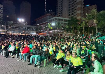 Mesmo com as baixas temperaturas, moradores e visitantes lotaram o espa&ccedil;o para acompanhar a vit&oacute;ria da Sele&ccedil;&atilde;o Brasileira e a lideran&ccedil;a do Grupo C.