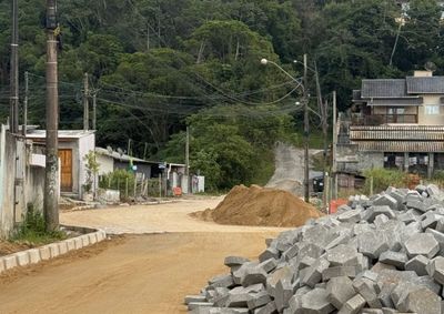 Programa municipal executa frentes de trabalho em diferentes regi&otilde;es da cidade com foco em mobilidade, preven&ccedil;&atilde;o de alagamentos e melhorias.