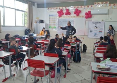 Iniciativa das secretarias de Sa&uacute;de e Educa&ccedil;&atilde;o utiliza atividades l&uacute;dicas para ensinar alunos sobre a preven&ccedil;&atilde;o da dengue, zika e chikungunya.