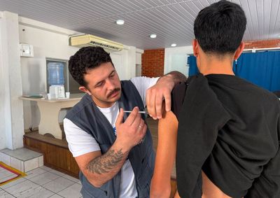 A&ccedil;&atilde;o busca ampliar cobertura vacinal entre servidores; imuniza&ccedil;&atilde;o segue dispon&iacute;vel gratuitamente para toda a popula&ccedil;&atilde;o nas UBSs.