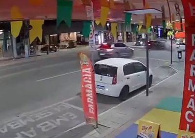 Acidente ocorreu na madrugada desta sexta-feira (26) e foi registrado por c&acirc;meras de seguran&ccedil;a na Avenida Nereu Ramos.