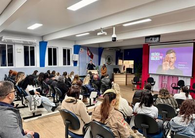 Encontro na C&acirc;mara reuniu FACISC, poder p&uacute;blico e lideran&ccedil;as para debater a&ccedil;&otilde;es de enfrentamento &agrave; viol&ecirc;ncia contra a mulher.