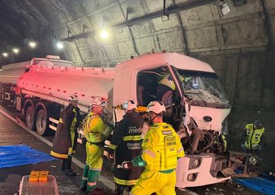Acidente ocorrido ontem (16) no t&uacute;nel interditou a rodovia e causou quil&ocirc;metros de filas. Um motorista ficou ferido, mas sem gravidade.