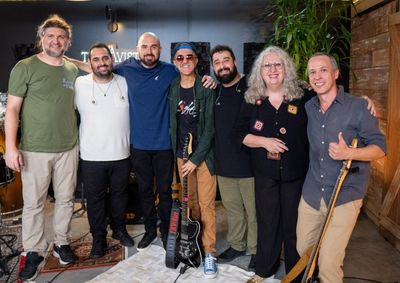 Ao lado de Louise Lucena e do guitarrista Mazin Silva, a banda faz uma releitura emocionante da primeira composi&ccedil;&atilde;o da carreira do m&uacute;sico catarinense.