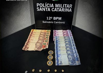 Pedras de crack e dinheiro em esp&eacute;cie foram apreendidos.