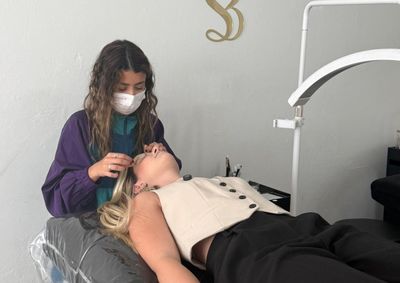 Oportunidades gratuitas incluem extens&atilde;o de c&iacute;lios, marketing digital, conserto de celulares e unhas de gel; veja onde se inscrever.