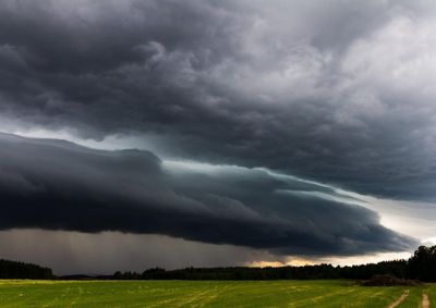 Defesa Civil alerta para risco de chuva intensa, ventos fortes, frio rigoroso, mar agitado e possibilidade de alagamentos costeiros.