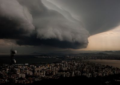 Fen&ocirc;meno come&ccedil;a a influenciar o clima nesta quinta-feira (16). Estado ter&aacute; ventania de at&eacute; 60 km/h e temporais isolados no fim de semana.