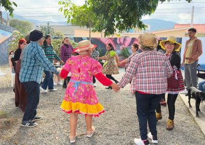 Evento no Bairro Morretes reuniu crian&ccedil;as, idosos e fam&iacute;lias com brincadeiras e comidas t&iacute;picas para promover a inclus&atilde;o comunit&aacute;ria.
