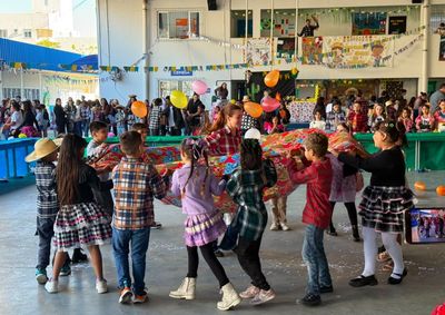 Eventos reuniram alunos, familiares e moradores em comemora&ccedil;&otilde;es com dan&ccedil;as t&iacute;picas e valoriza&ccedil;&atilde;o das tradi&ccedil;&otilde;es populares nos bairros.