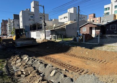 Prefeitura intensifica obras de drenagem, conten&ccedil;&atilde;o e pavimenta&ccedil;&atilde;o para melhorar a mobilidade, a seguran&ccedil;a e a acessibilidade na cidade.