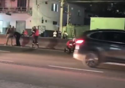 Segundo informa&ccedil;&otilde;es preliminares, a v&iacute;tima teria pulado a mureta que divide a rodovia, perdido o equil&iacute;brio e retornado para a pista. 