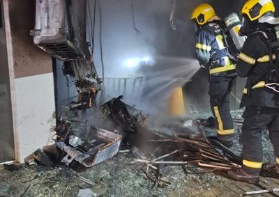As chamas ficaram restritas ao hall de entrada de um estabelecimento na Rua 210. O local foi isolado para a realiza&ccedil;&atilde;o de per&iacute;cia t&eacute;cnica.