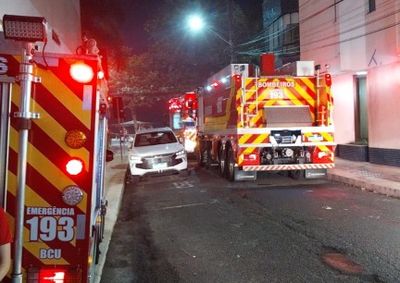 Chamas atingiram apartamento no 15&ordm; andar na noite desta ter&ccedil;a-feira; uma funcion&aacute;ria foi atendida pelo SAMU e um gato foi resgatado sem ferimentos.