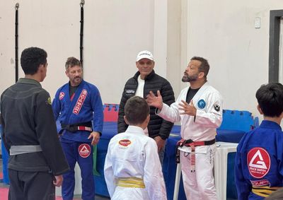 Refer&ecirc;ncia mundial do Jiu-Jitsu compartilha conhecimento com jovens atletas da cidade.