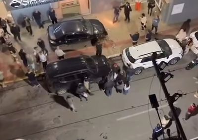 Condutor alcoolizado perde o controle do carro ap&oacute;s batida, invade cal&ccedil;ada e destr&oacute;i a lateral de um pr&eacute;dio em Meia Praia, no litoral catarinense.