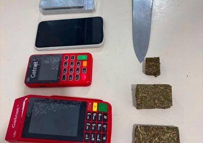 A&ccedil;&atilde;o contou com apoio do Canil da Guarda Municipal de Itapema; balan&ccedil;a de precis&atilde;o e m&aacute;quinas de cart&atilde;o foram apreendidas.
