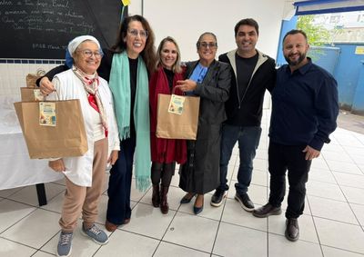 Kits espec&iacute;ficos para cada fun&ccedil;&atilde;o come&ccedil;aram a ser distribu&iacute;dos a professores e equipes de apoio em Itapema para garantir mais conforto e identidade.