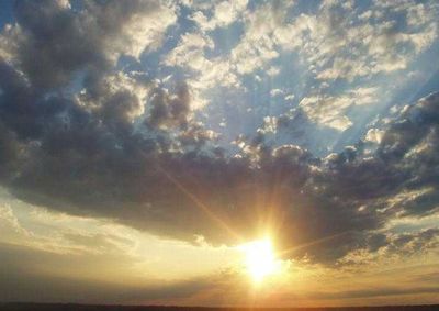 Litoral Norte e Vale do Itaja&iacute; mant&ecirc;m nebulosidade e chance de chuva fraca; calor ganha for&ccedil;a no fim de semana antes de nova frente fria.