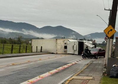 Trecho entre o ABC Business Park e a r&oacute;tula de Santa Luzia est&aacute; bloqueado nos dois sentidos. Motoristas devem desviar a rota utilizando a BR-101.