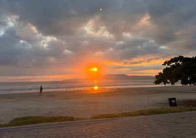 Temperaturas caem neste s&aacute;bado ap&oacute;s a passagem de uma massa de ar frio, enquanto o domingo deve ter tempo ensolarado e amanhecer gelado.