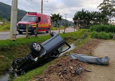 V&iacute;tima permanecia presa pelo cinto de seguran&ccedil;a e parcialmente submersa quando os bombeiros chegaram.