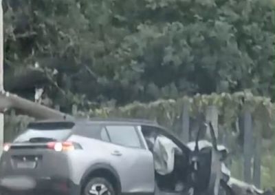Homem &eacute; levado &agrave; delegacia ap&oacute;s perseguir ex-companheira e bater o carro contra um poste no bairro Morretes, em Itapema.