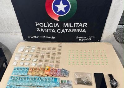 A&ccedil;&atilde;o da Pol&iacute;cia Militar teve in&iacute;cio ap&oacute;s motorista apresentar atitude suspeita durante patrulhamento; entorpecentes estavam prontos para comercializa&ccedil;&atilde;o.
