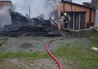 Im&oacute;vel ficou completamente comprometido pelas chamas; Bombeiros utilizaram cerca de 7,5 mil litros de &aacute;gua no combate e rescaldo.