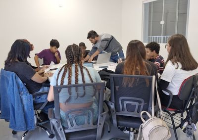 Forma&ccedil;&otilde;es em Inform&aacute;tica e Auxiliar de Projetos Arquitet&ocirc;nicos s&atilde;o destinadas a adolescentes de 13 a 17 anos.