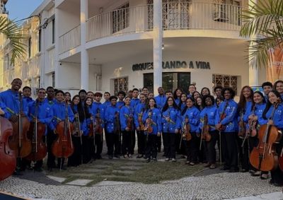 Concerto da Orquestra Acad&ecirc;mica Mariuccia Iacovino re&uacute;ne 60 jovens m&uacute;sicos em uma viagem musical pelas cinco regi&otilde;es do pa&iacute;s.