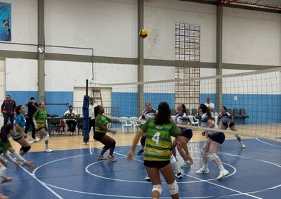 Munic&iacute;pio recebe disputas de futsal e voleibol at&eacute; sexta-feira (7), reunindo 14 cidades e cerca de 400 participantes.
