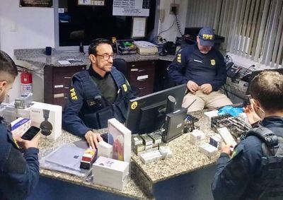 Mercadorias vindas do Paraguai estavam escondidas em carro abordado na BR-101; condutor foi preso em flagrante e pode responder por crime hediondo.
