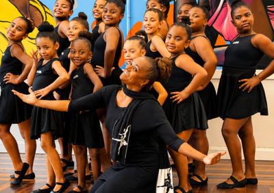 Metodologia da core&oacute;grafa Andreia Zaida na Casa Cidades Invis&iacute;veis transforma a dan&ccedil;a em ferramenta de inclus&atilde;o para meninas de 7 a 12 anos.
