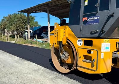 Obras avan&ccedil;am em diferentes trechos da Estrada Geral, ampliando a infraestrutura e melhorando a mobilidade na regi&atilde;o.