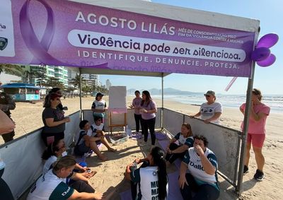 A&ccedil;&atilde;o na Orla da Meia Praia reuniu atividades de defesa pessoal, pilates e orienta&ccedil;&otilde;es sobre relacionamentos saud&aacute;veis e enfrentamento &agrave; viol&ecirc;ncia.
