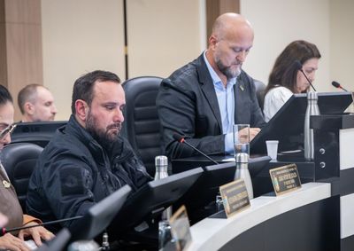Os contatos dever&atilde;o estar dispon&iacute;veis em estabelecimentos p&uacute;blicos e privados de ensino, sa&uacute;de e assist&ecirc;ncia social