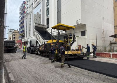 Via no Bairro Meia Praia recebe a aplica&ccedil;&atilde;o do novo pavimento ap&oacute;s etapas de drenagem e prepara&ccedil;&atilde;o da base pelo programa municipal de infraestrutura.