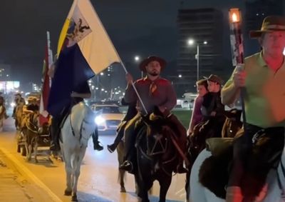 Cavalgada com a Chama Crioula marcou a chegada da segunda edi&ccedil;&atilde;o do evento, que segue com atra&ccedil;&otilde;es gratuitas na Pra&ccedil;a da Paz at&eacute; domingo.