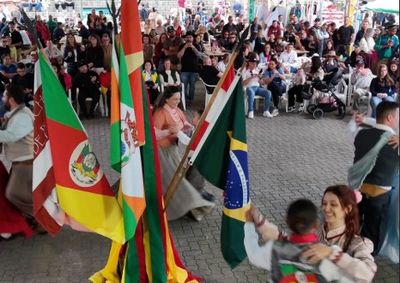 Programa&ccedil;&atilde;o re&uacute;ne cavalgada, apresenta&ccedil;&otilde;es tradicionalistas e shows na Pra&ccedil;a da Paz