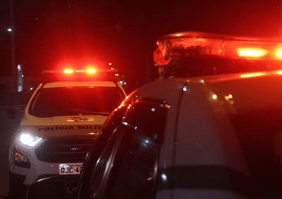 Ocorr&ecirc;ncia foi atendida pela Pol&iacute;cia Militar na noite de s&aacute;bado (26); durante a abordagem, um homem com mandado de pris&atilde;o foi localizado