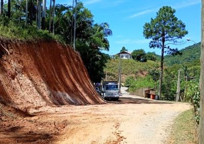 Interven&ccedil;&otilde;es incluem alargamento da pista, conten&ccedil;&otilde;es, retirada de rochas e melhorias na drenagem.