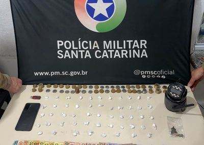A&ccedil;&atilde;o da PM no bairro Morretes resulta na apreens&atilde;o de drogas prontas para venda, dinheiro e celular, com suspeitos encaminhados &agrave; delegacia.