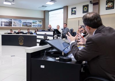 Projeto em regime de urg&ecirc;ncia ajusta teto de adiantamentos na 31&ordf; Sess&atilde;o Ordin&aacute;ria, que tamb&eacute;m analisa pautas sobre sa&uacute;de, educa&ccedil;&atilde;o e descarte de rem&eacute;dios.