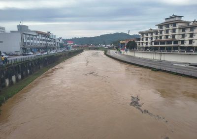 Nova Beira-Rio foi interditada ap&oacute;s &aacute;gua ultrapassar a calha do Itaja&iacute;-Mirim nesta manh&atilde;