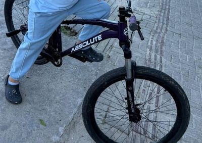 Caso aconteceu na tarde desta quinta-feira (17), enquanto crian&ccedil;as brincavam na rua 295; imagens mostram a crian&ccedil;a tentando recuperar a bicicleta.