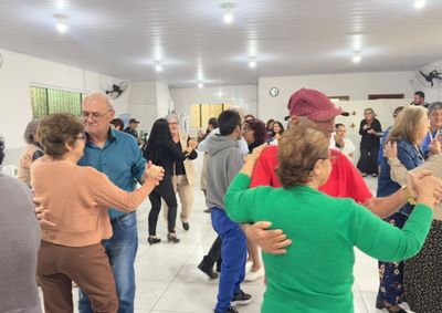 Prefeitura de Itapema promove Baile Intergeracional da Primavera para integrar fam&iacute;lias atendidas pelos Servi&ccedil;os de Conviv&ecirc;ncia e fortalecer v&iacute;nculos.