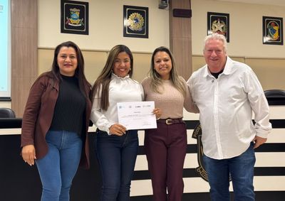 Prefeitura de Itapema certifica concluintes de cursos profissionalizantes do Capacitapema, ampliando oportunidades de emprego e renda.