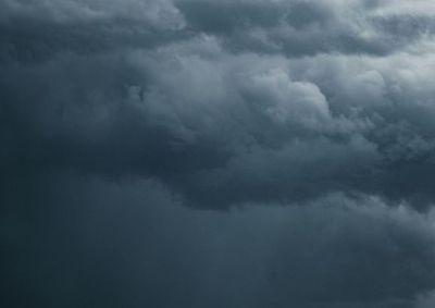 Instabilidades ganham for&ccedil;a com risco elevado para alagamentos e enxurradas em v&aacute;rias regi&otilde;es; tempo melhora com frio ameno na segunda-feira.